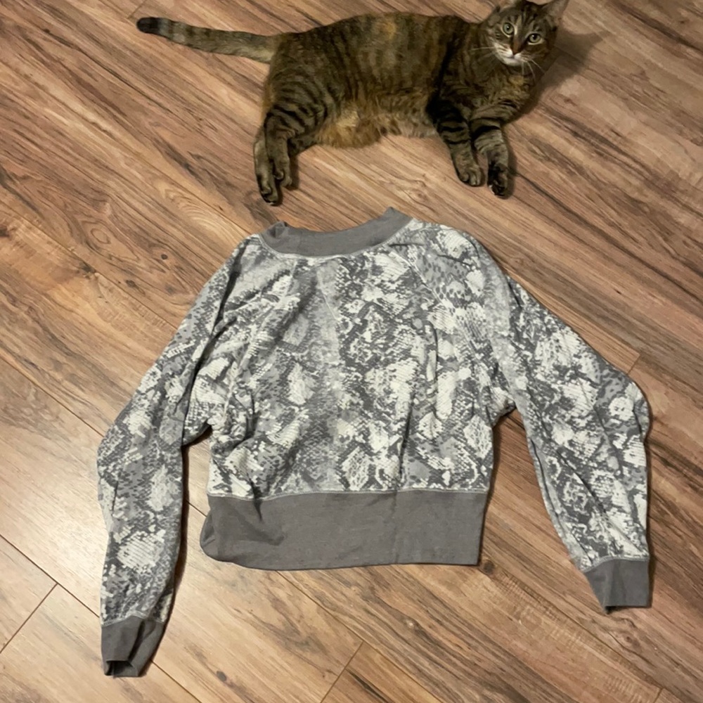 Cropped gray snake skin pattern sweater. Super cozy goes well with any pants!